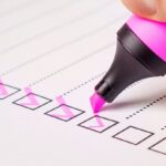 Lista de tareas siendo marcadas como hechas